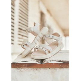 Sandalias tachuelas